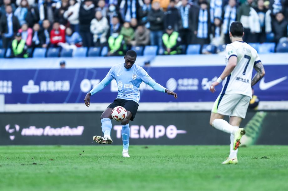 [图]马马杜造险+中楣 大连英博0-0闷平武汉三镇国足李铁病逝